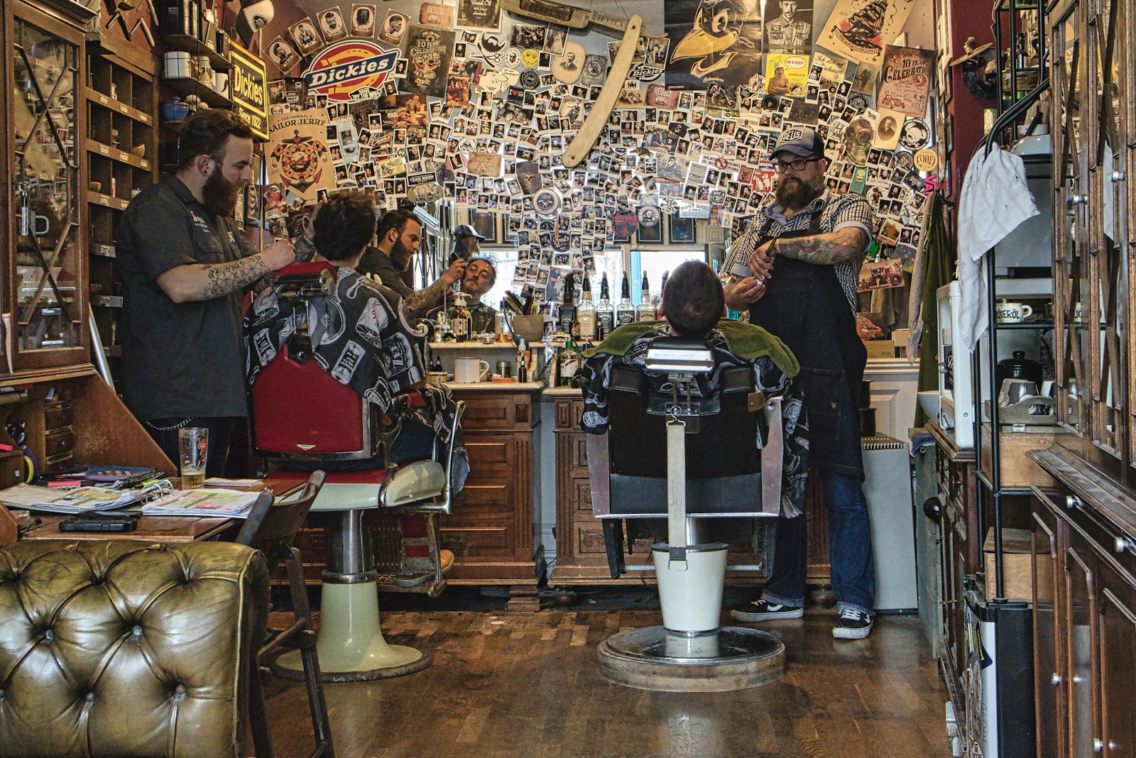 Barbearia com clientes aguardando atendimento